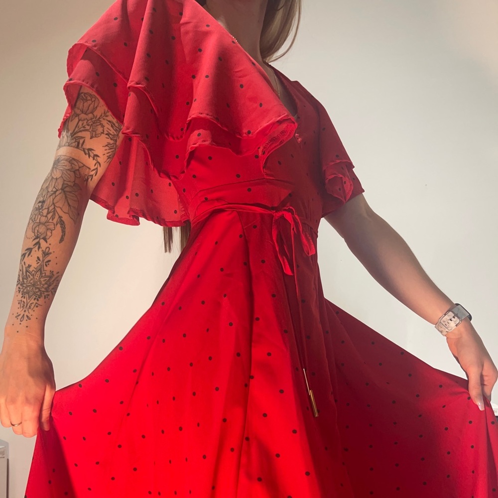 US 4 BooHoo Flowy Dress ❤️⚫️